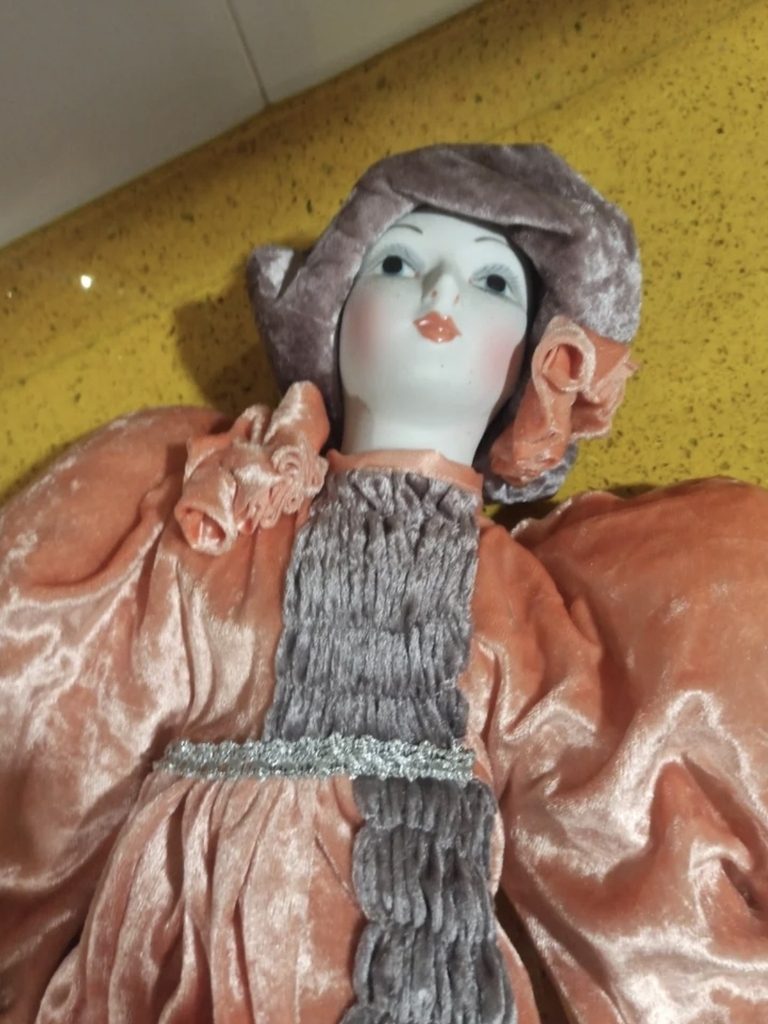 Porcelana 45-65cm — Boina de terciopelo melocotón con ribete gris, gola/chorrer…