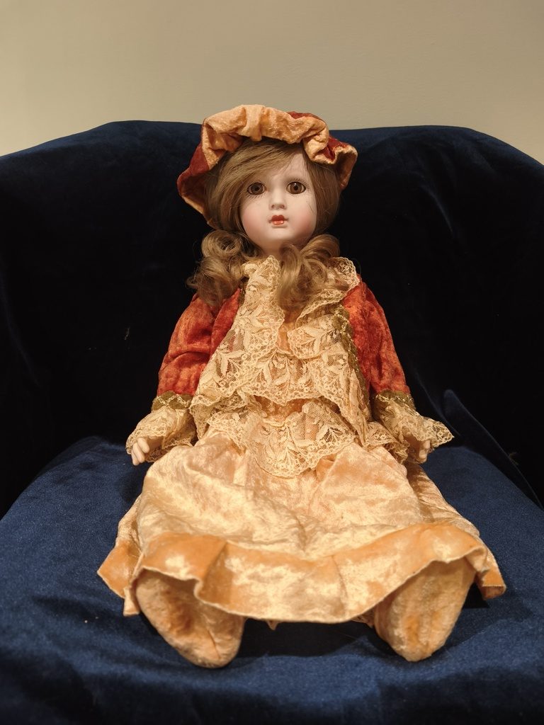 Porcelana 45-65cm — Capota de terciopelo óxido/dorado, vestido de encaje crema …