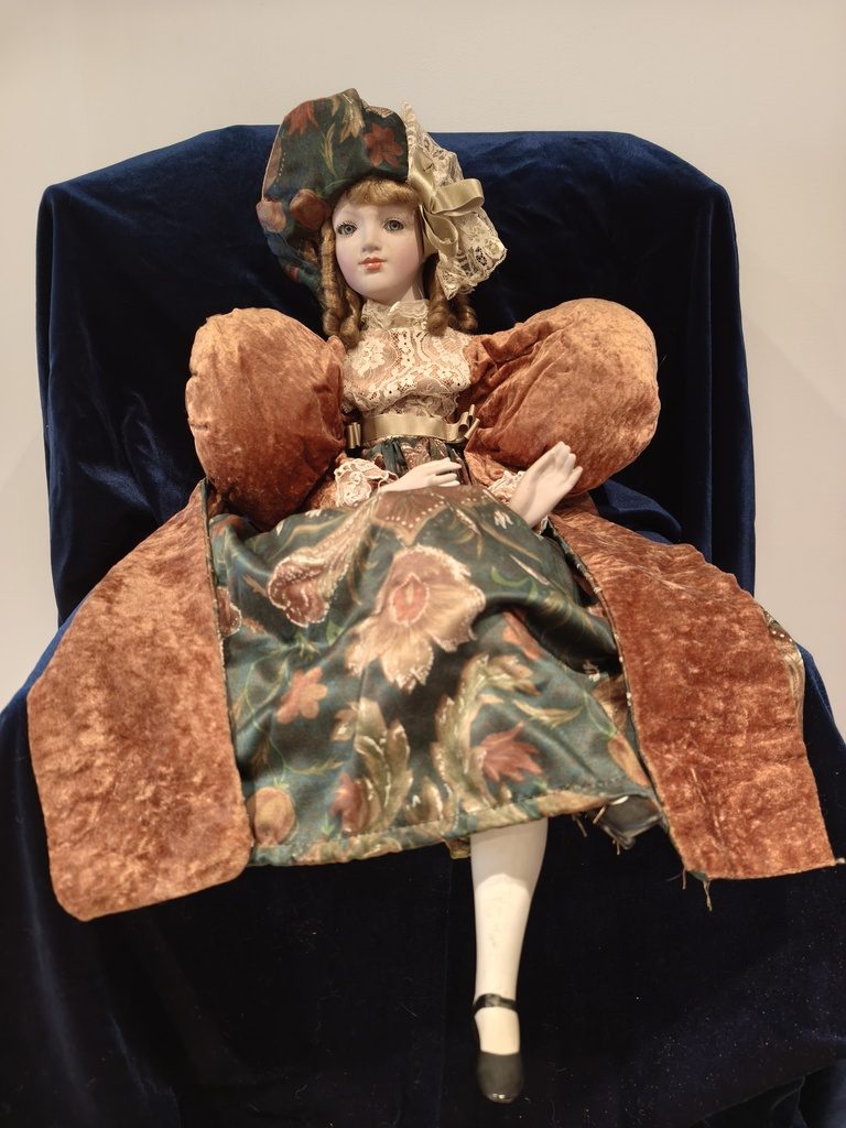Porcelana 45-65cm — Capota de tela floral verde/óxido con lazo dorado, mangas d…