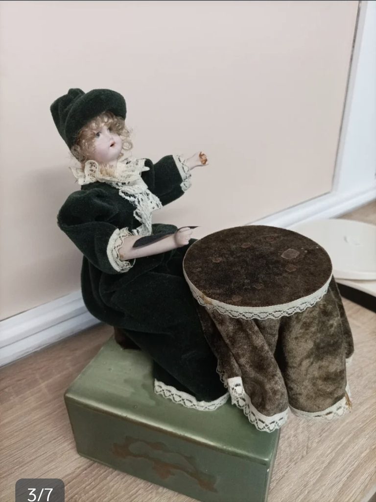 Autómata — Gorro de terciopelo verde oscuro tipo Chicuelo, vestido a j…