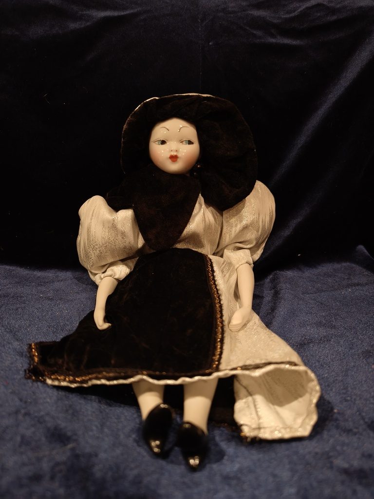 Porcelana menor 45cm — Boina/pamela de terciopelo negro de ala ancha, cuello alto …